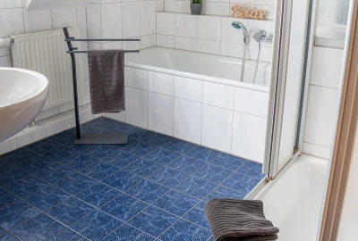 Bad mit Dusche und Badewanne