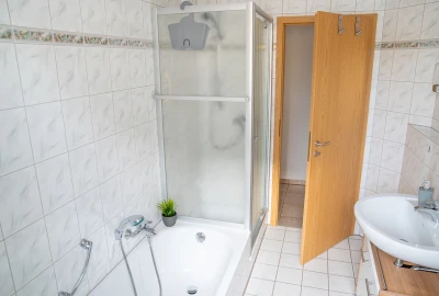 Bad mit Wanne und Dusche